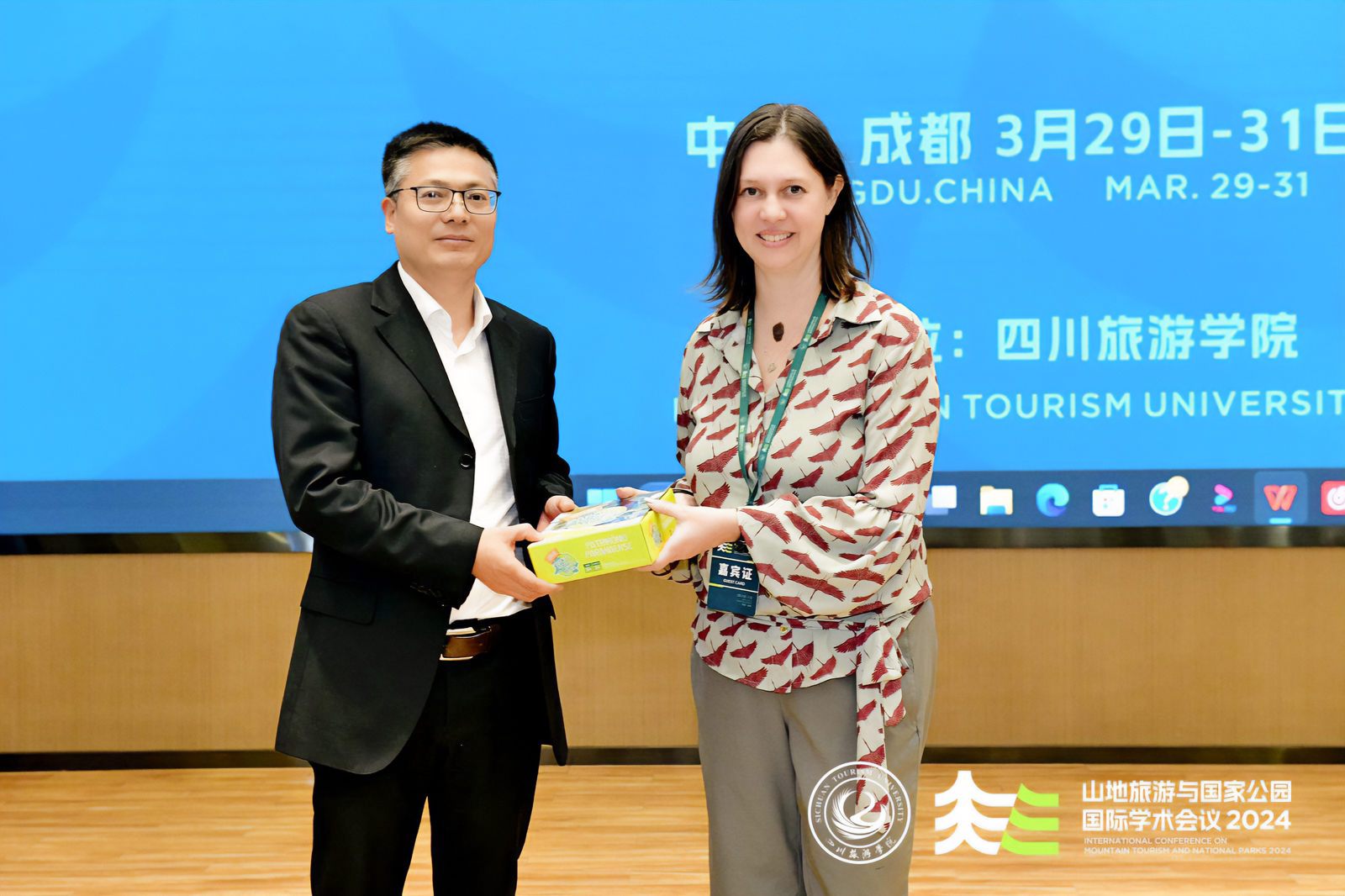 Professora da UEPG realiza palestra na China