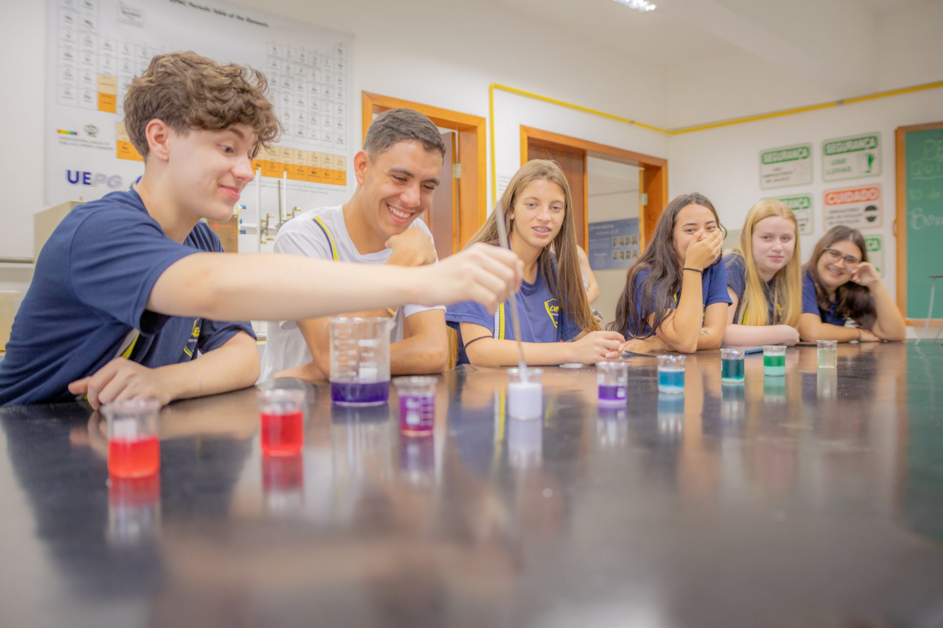Estudantes de Arapoti conhecem cursos de Química e Engenharia de Alimentos