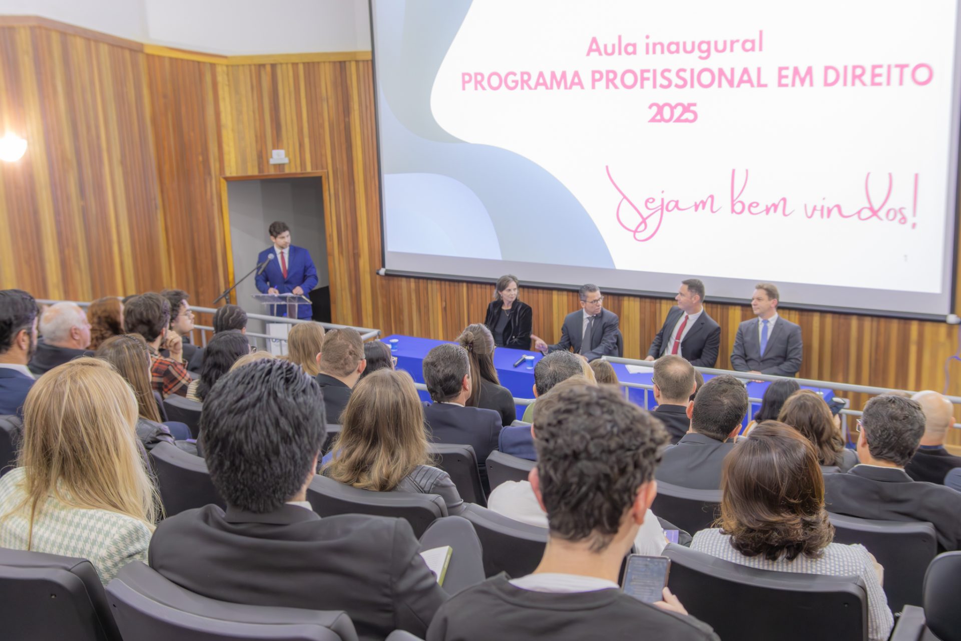 Egressos da UEPG lançam livros durante aula inaugural do Mestrado em Direito