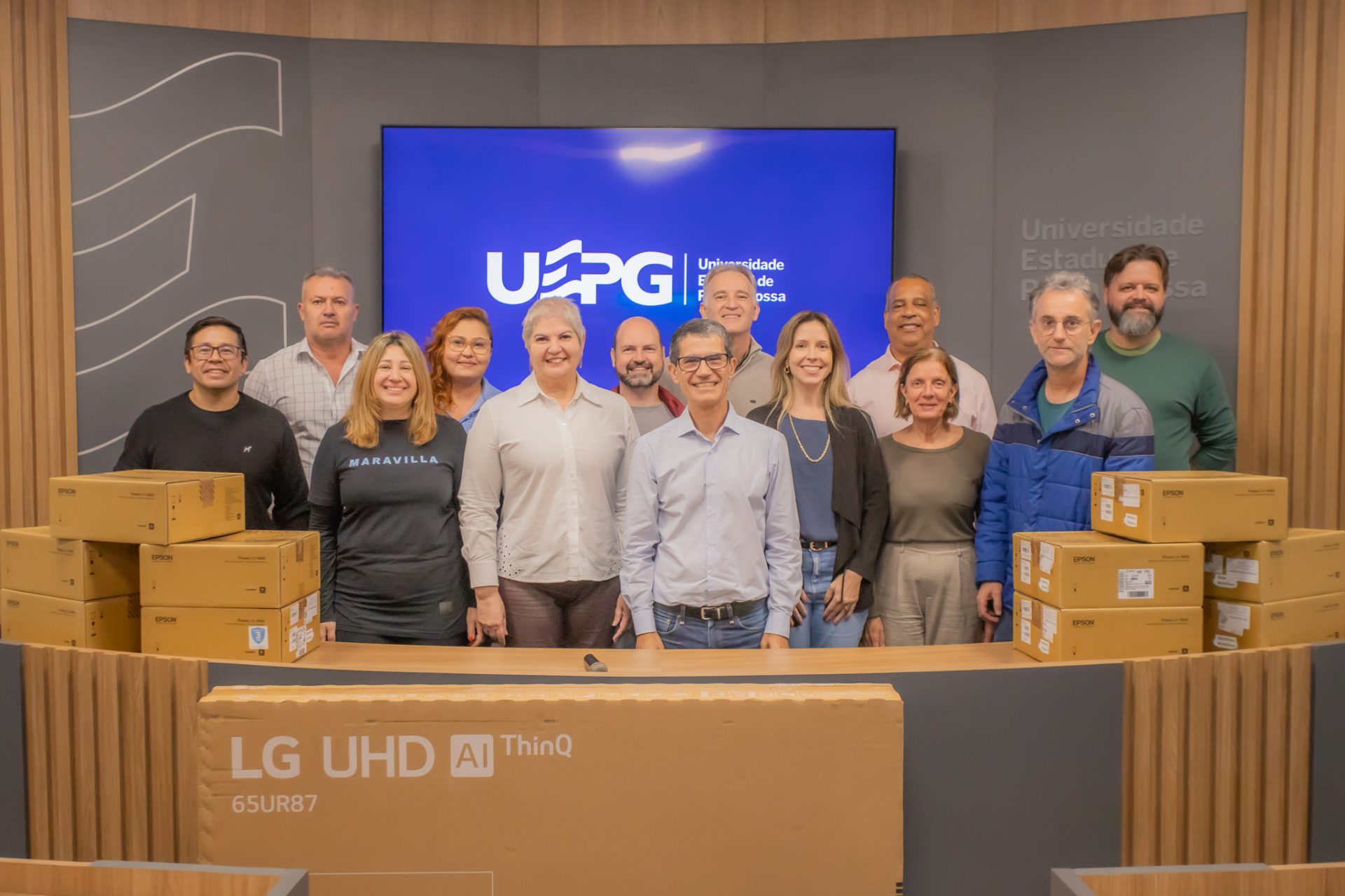 Setores da UEPG e Colégio Agrícola recebem equipamentos audiovisuais