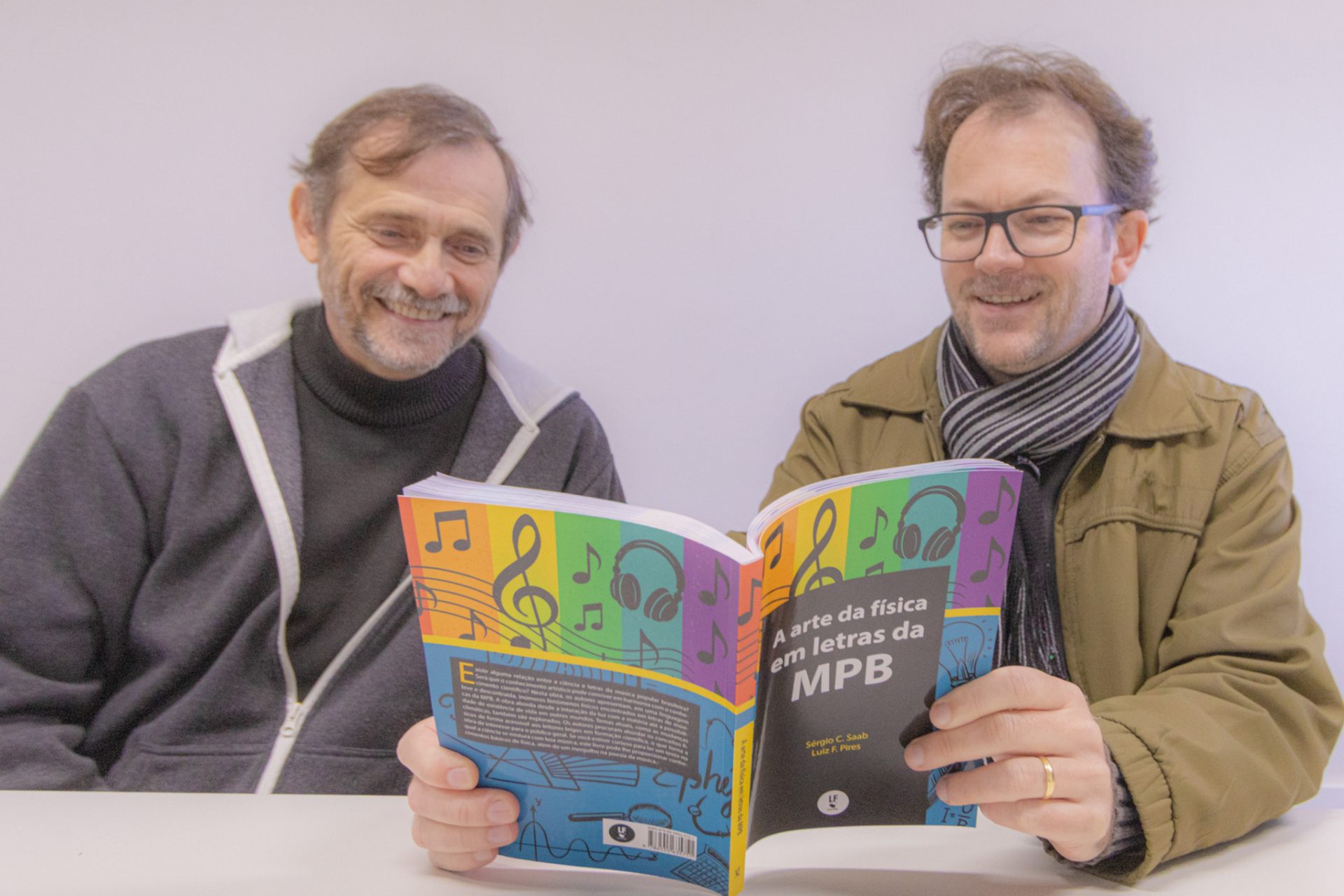 Arte e física são tema de livro publicado por professores da UEPG