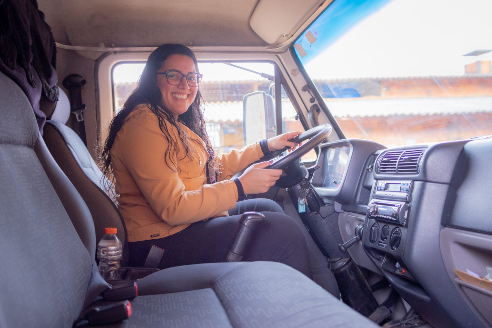 UEPG Extraordinária: Das planilhas à boleia, servidora dos HU-UEPG tem como hobby dirigir caminhões