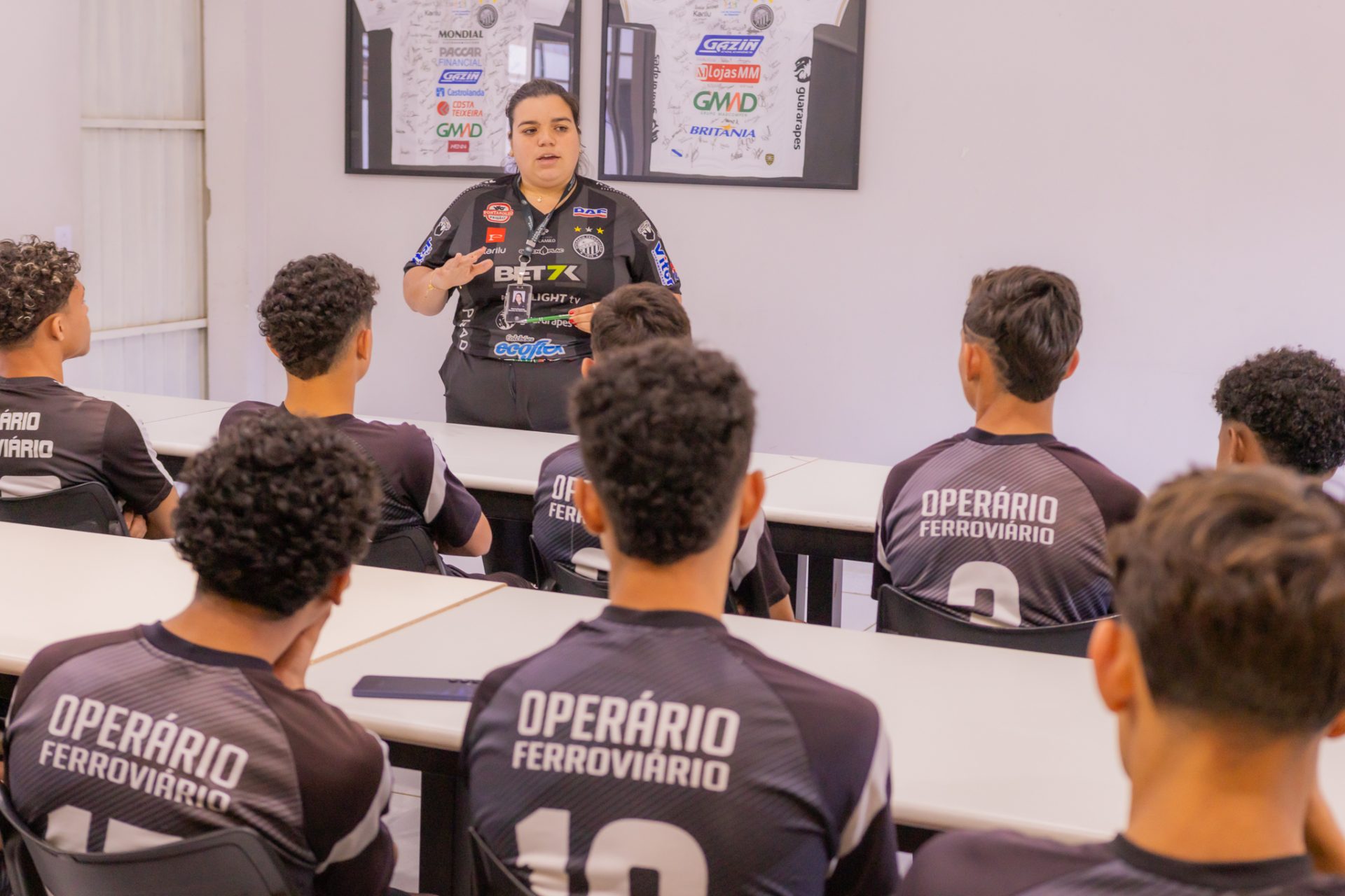 A professora dos campeões: pedagoga graduada pela UEPG forma o futuro dos atletas da base do Operário