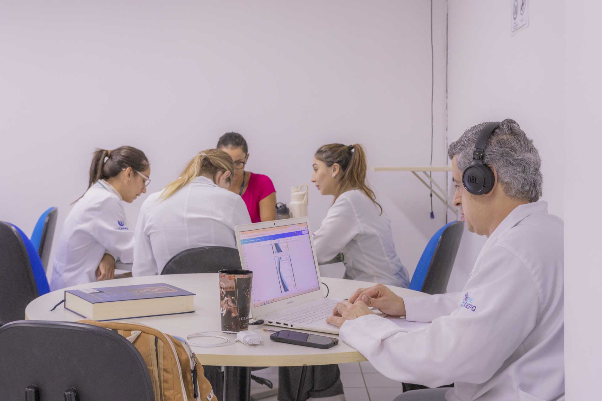 HU-UEPG abre edital para apoio à participação de residentes em eventos