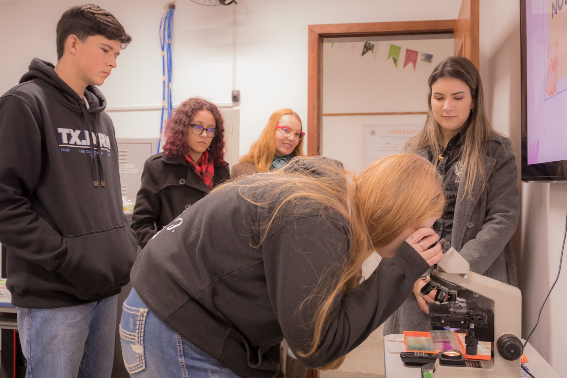 Alunos de Ipiranga vivenciam experiência acadêmica na UEPG