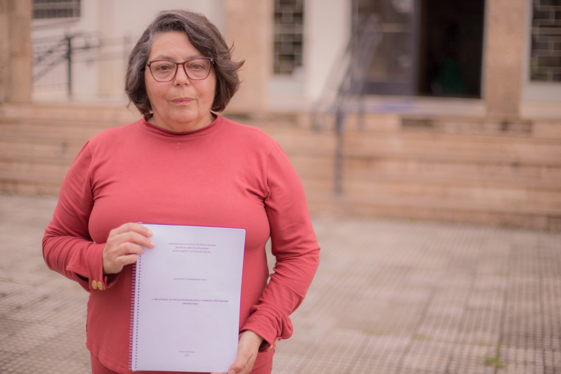 Aluna de 66 anos aprovada no TCC viraliza nas redes e dá exemplo de perseverança