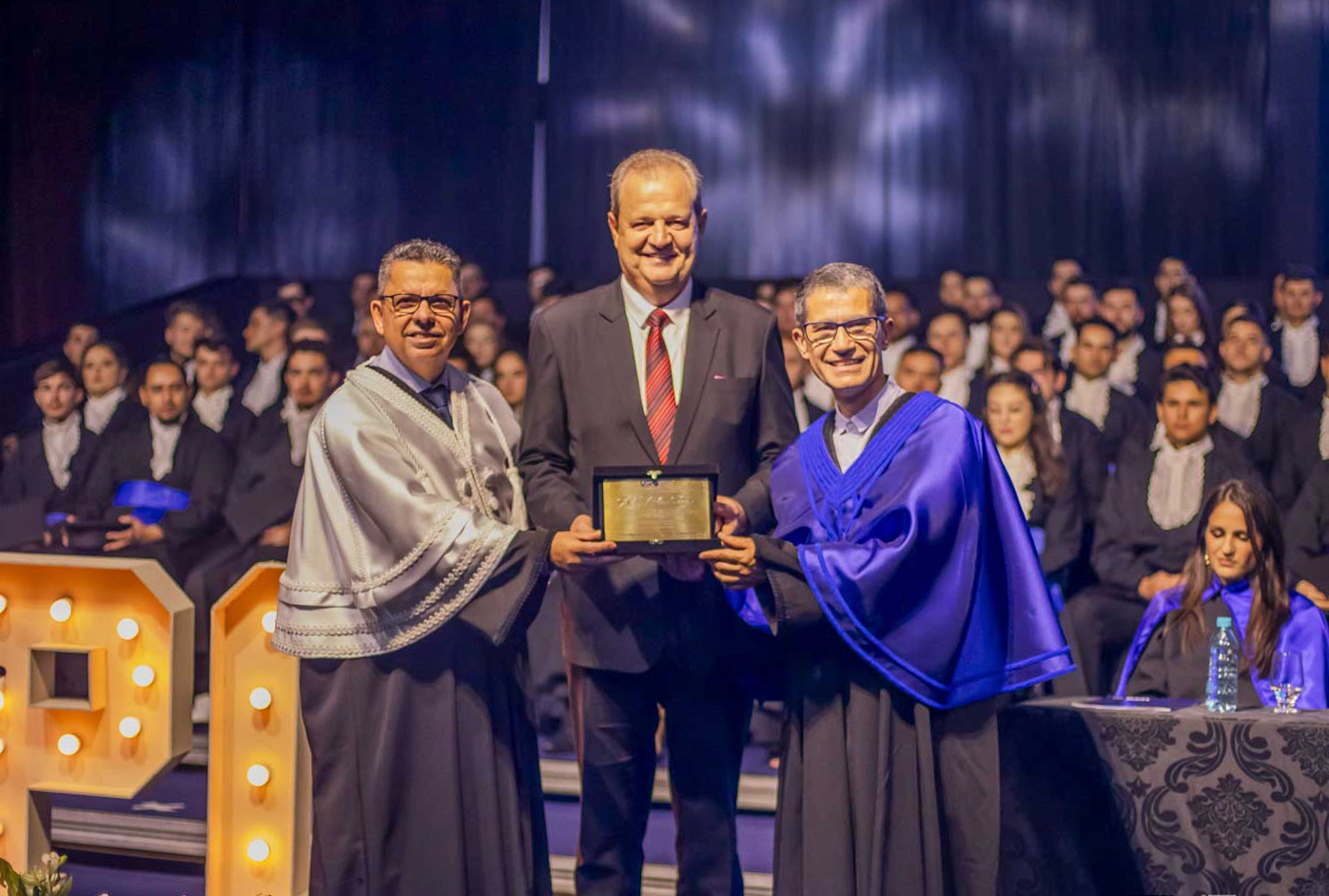 Secretário da Seti Aldo Nelson Bona recebe homenagem em formatura da UEPG