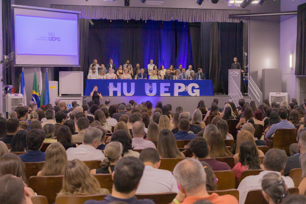 Residentes médicos, uni e multiprofissionais pelo HU-UEPG em 2026 celebram formatura