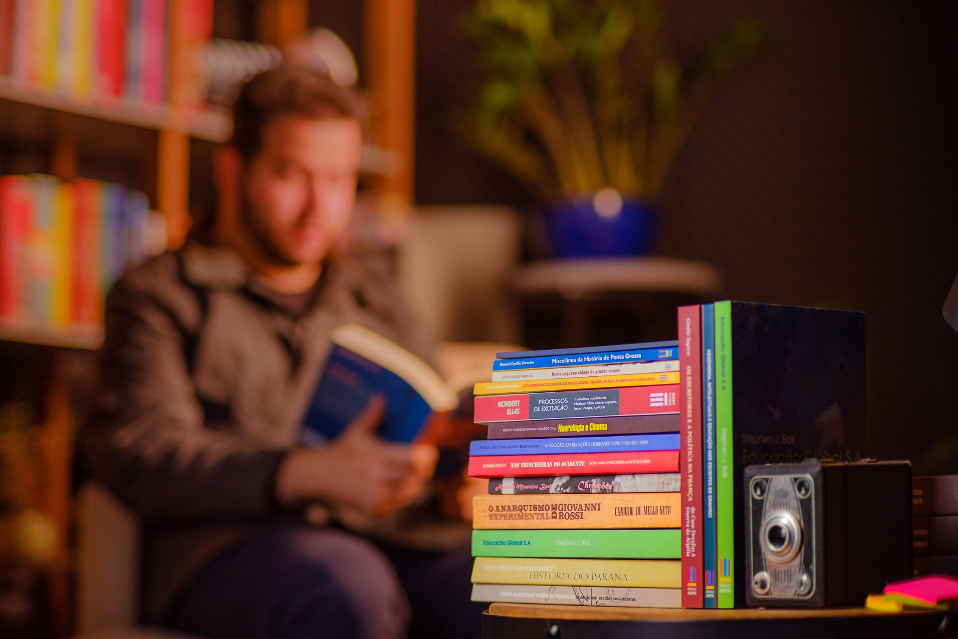 Editora UEPG abre editais para publicação de obras acadêmicas e indicação de traduções