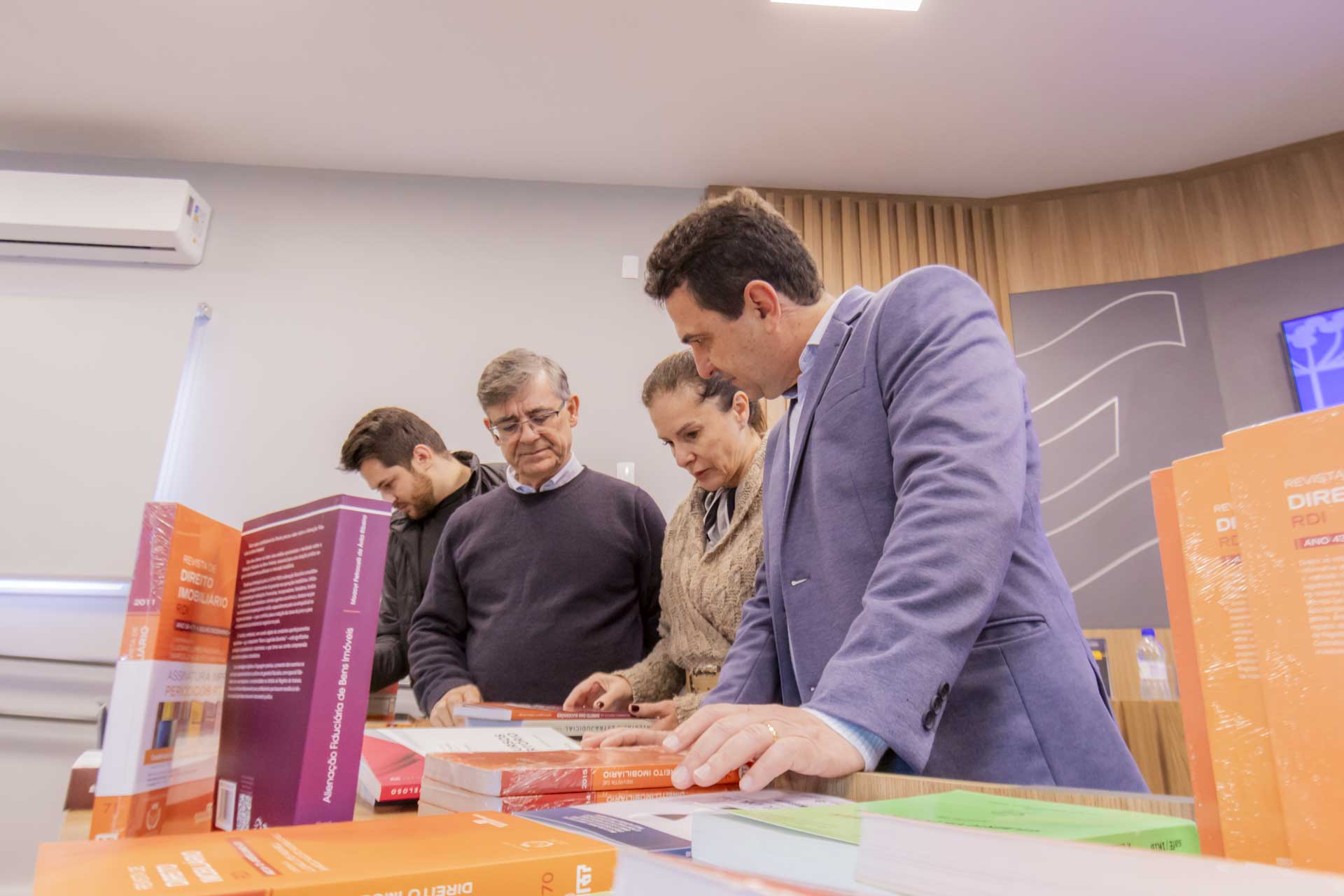 UEPG recebe doação do Registro de Imóveis do Brasil de livros de Direito