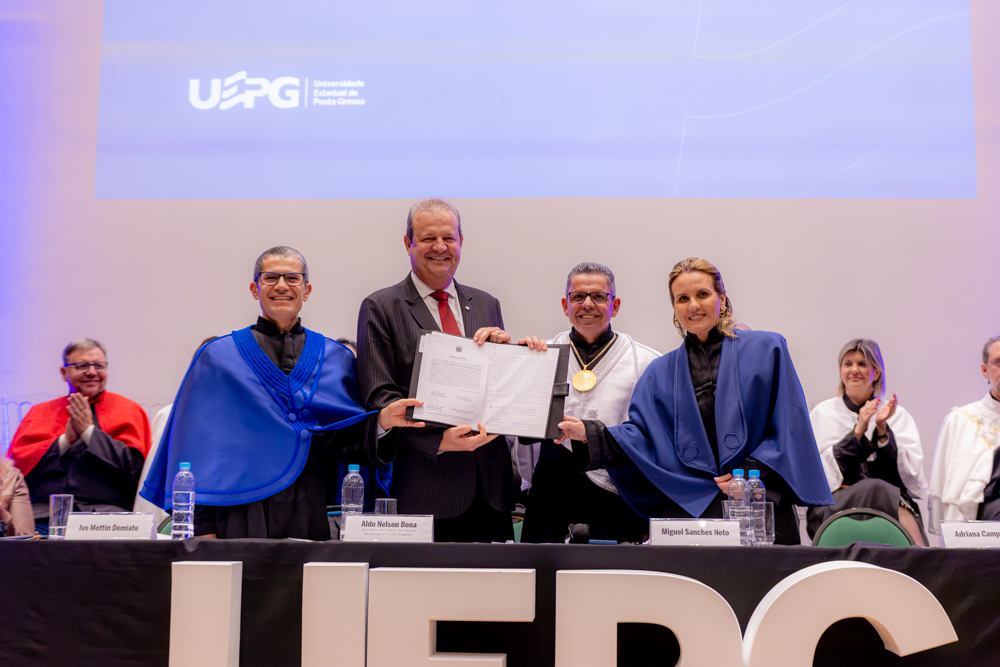 Professores Ivo e Adriana assumem Reitoria da UEPG para a gestão 2026-2030