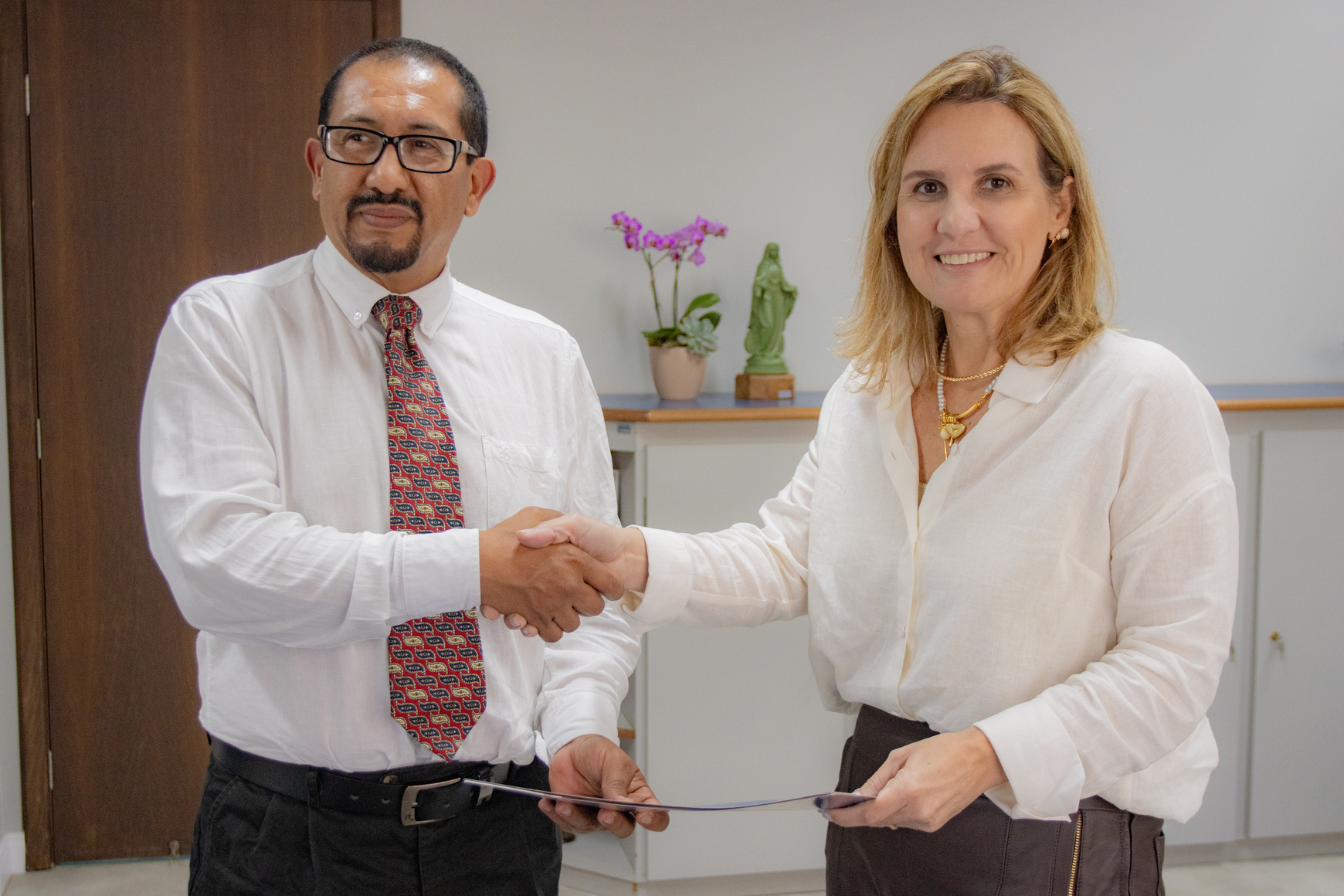 UEPG assina convênio com a Bolívia para promover cooperação entre os países